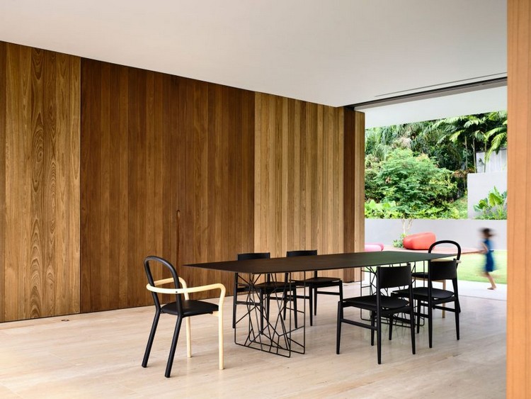 stores-extérieurs-bois-massif-table-manger-rectangulaire-chaises-design