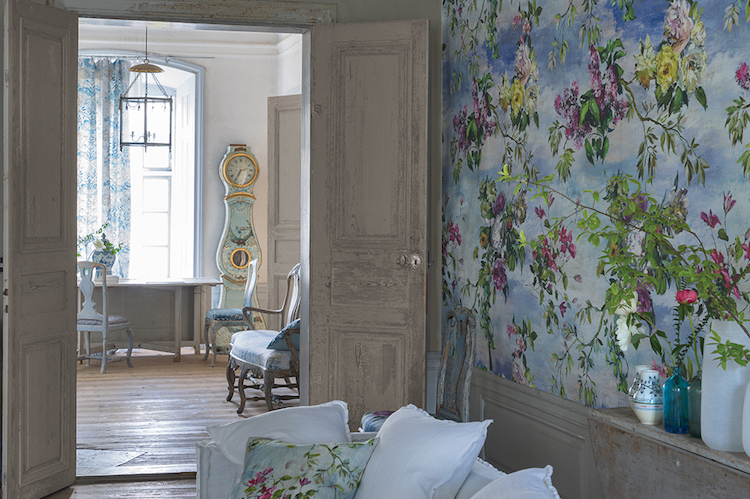 style-gustavien-déco-gustavienne-bleu-pastel-papier-peint-motif-floral-pendule-de-Mora