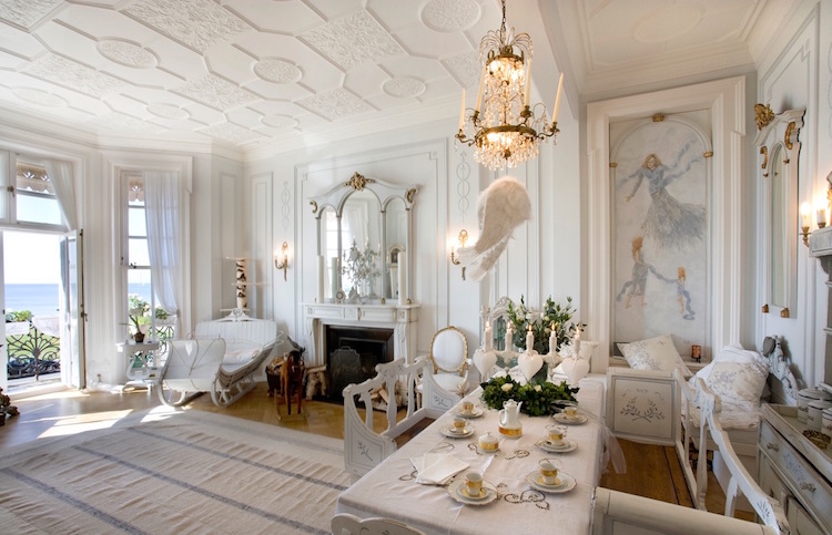 style-gustavien-déco-plafond-moulures-mobilier-relooker-blanc-lustre-pampilles
