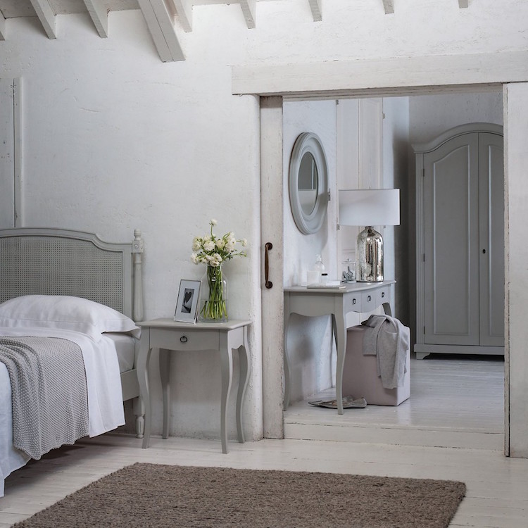 style-gustavien-meuble-gustavien-gris-plancher-bois-blanchi-déco-chambre-romantique