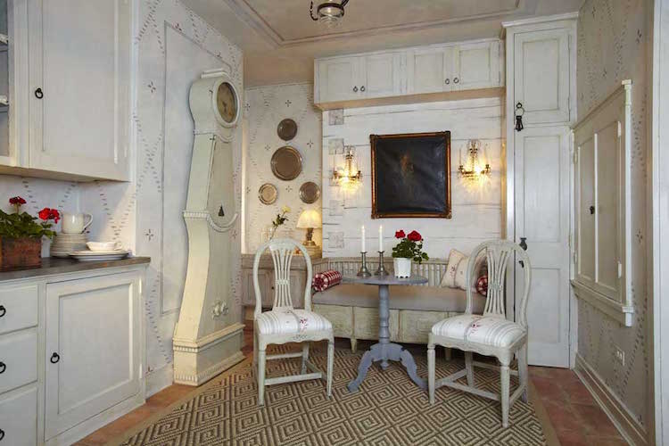 style-gustavien-meuble-gustavien-relooké-patiné-blanc-pendule-de-Mora-antique-crème