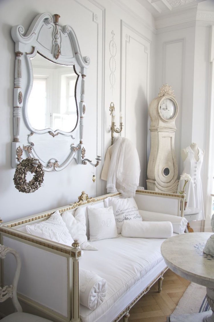 style-gustavien-mobilier-relooker-blanc-pendule-de-Mora-boiserie-murale-décorative
