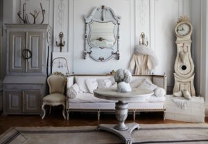 style-gustavien-mobilier-relooké-patiné-blanc-pendule-de-Mora-boiserie-repeinte