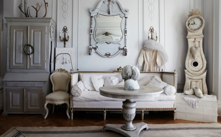 style-gustavien-mobilier-relooké-patiné-blanc-pendule-de-Mora-boiserie-repeinte