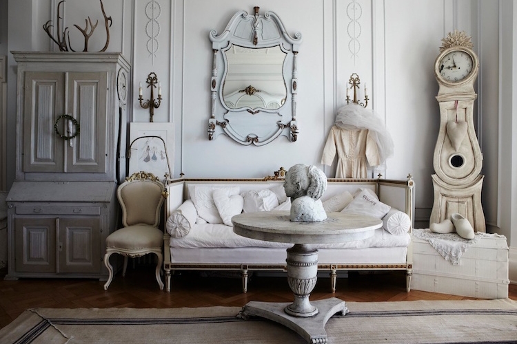 style-gustavien-mobilier-relooké-patiné-blanc-pendule-de-Mora-boiserie-repeinte