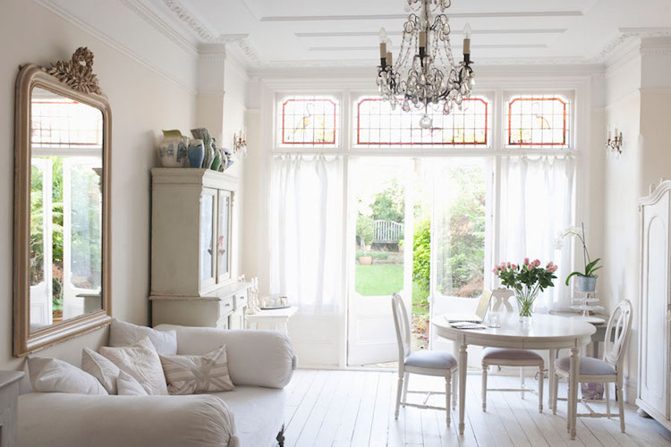 style-gustavien-mobilier-relooké-vaisselier-patiné-blanc-chaises-médaillon