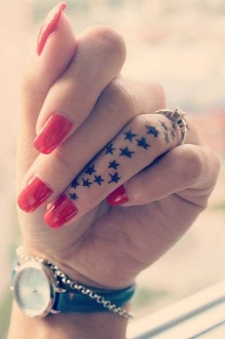 tatouage-doigt-annulaire-petites-étoiles