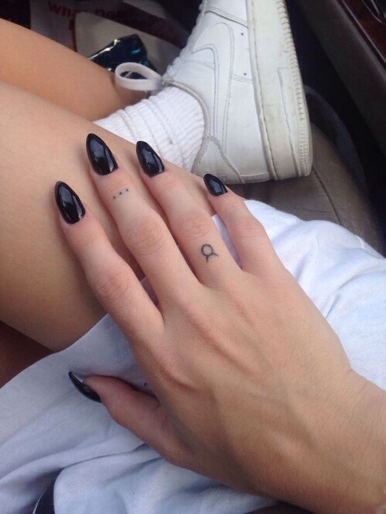 tatouage-doigt-annulaire-signe-taureau