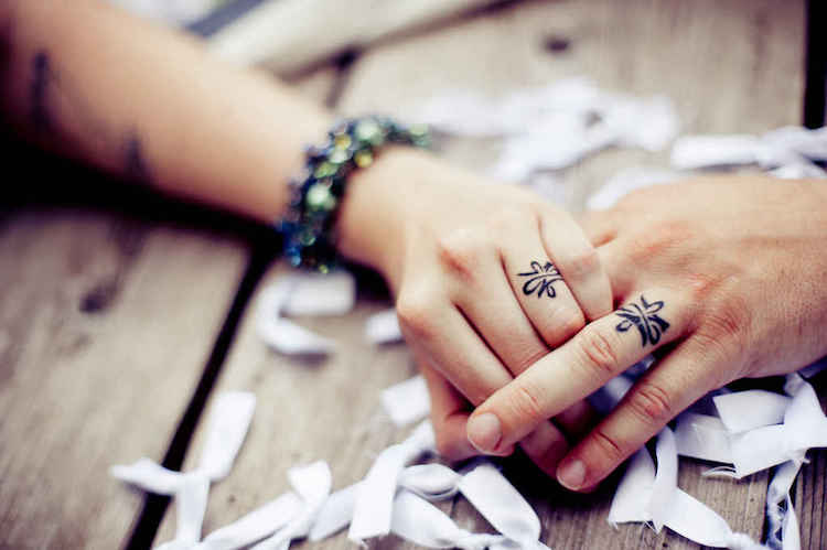 tatouage-doigt-couple-doigt-annulaire