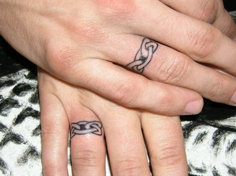 tatouage-doigt-couple-entrelacement-celtique-annulaire-anneau-mariage