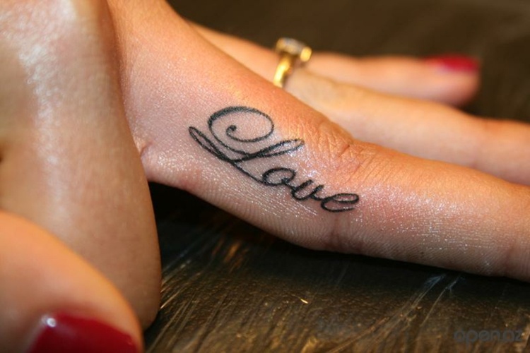 tatouage doigt femme-LOVE-police-écriture-caligraphique
