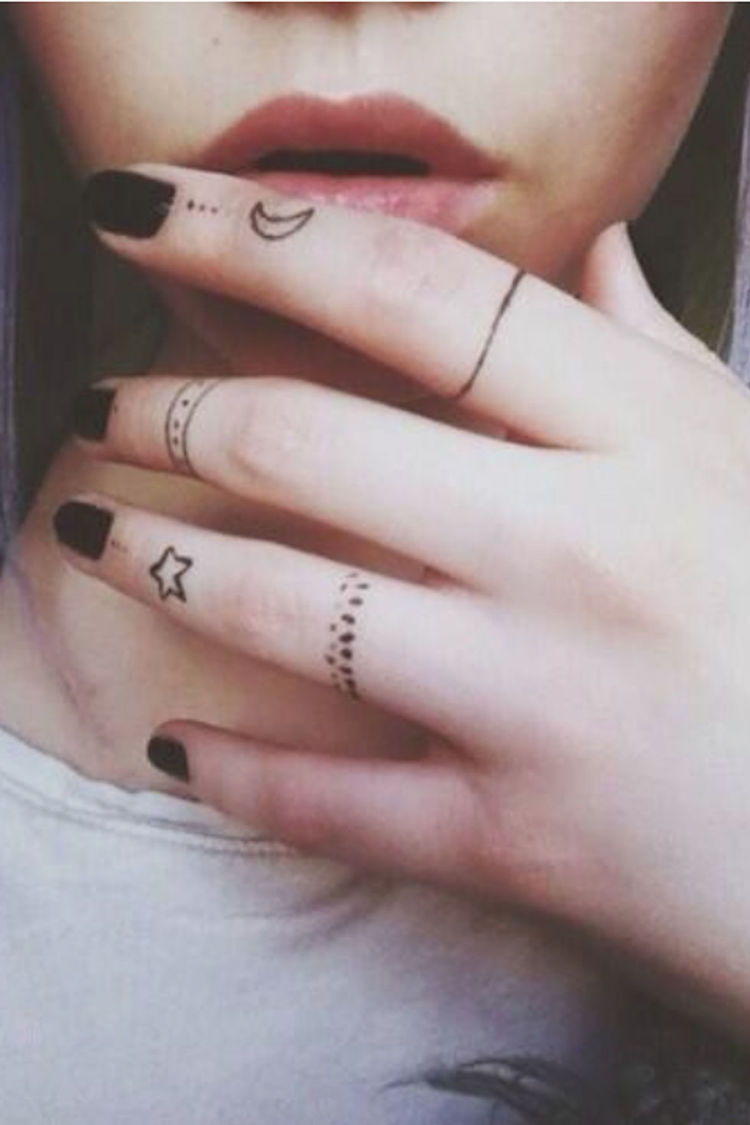 tatouage-doigt-femme-annulaire-étoile-index-demi-lune