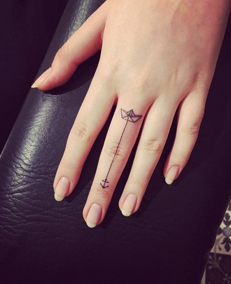 tatouage doigt femme-bateau-papier-ancre-stylisé-majeur
