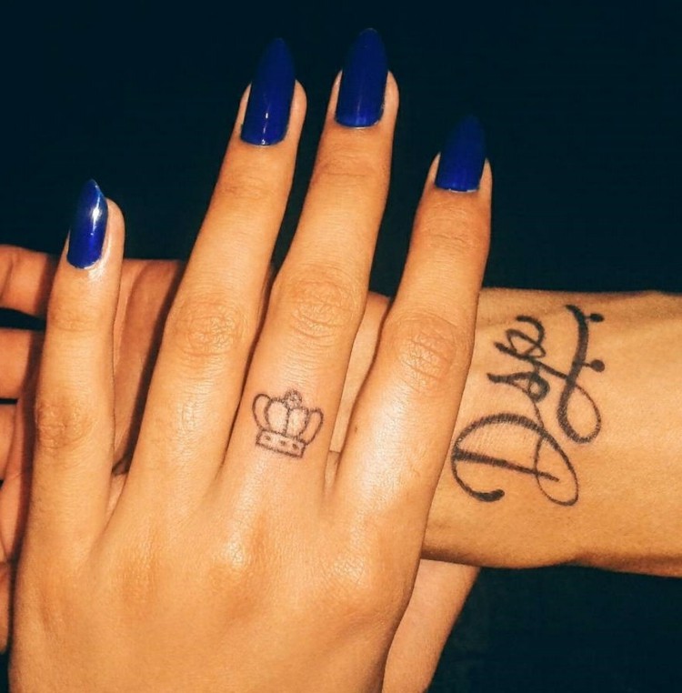 tatouage-doigt-femme-couronne-symbole-puissance-force