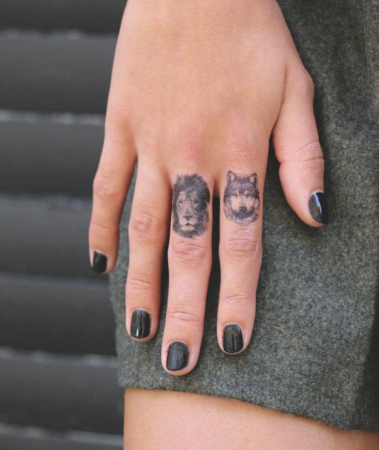 tatouage-doigt-femme-index-majeur-tête-loup-lion