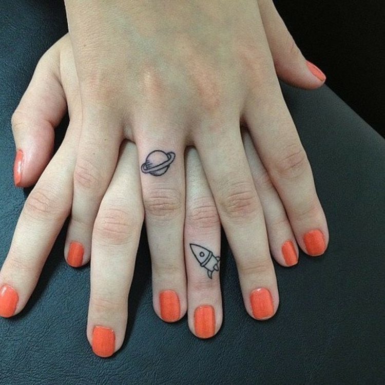 tatouage-doigt-femme-planète-fusée-spatiale-annulaires-2-mains