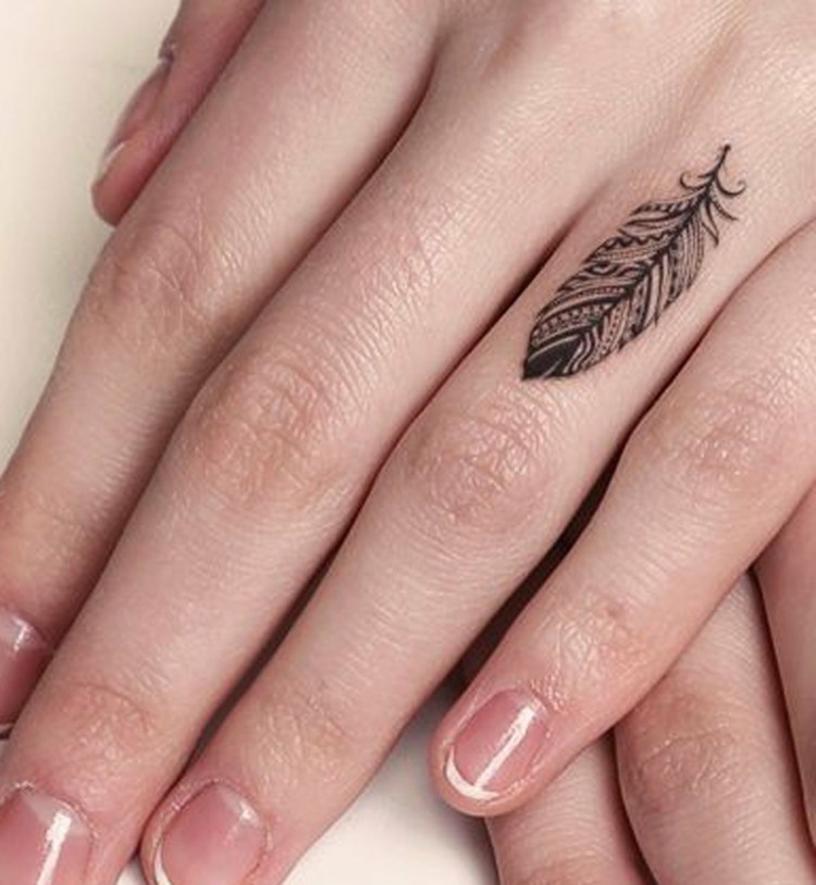 tatouage-doigt-femme-plume-indienne-graphique-annulaire
