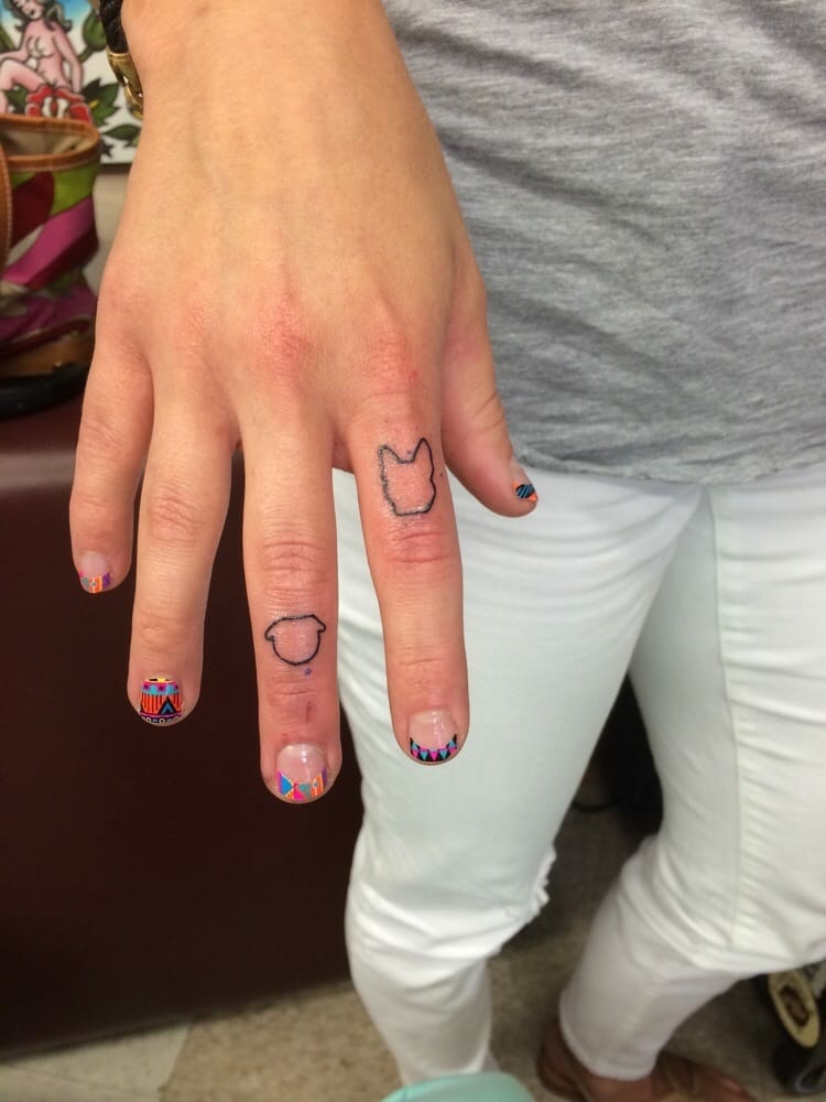 tatouage-doigt-femme-style-minmaliste-contours-animaux-compagnie