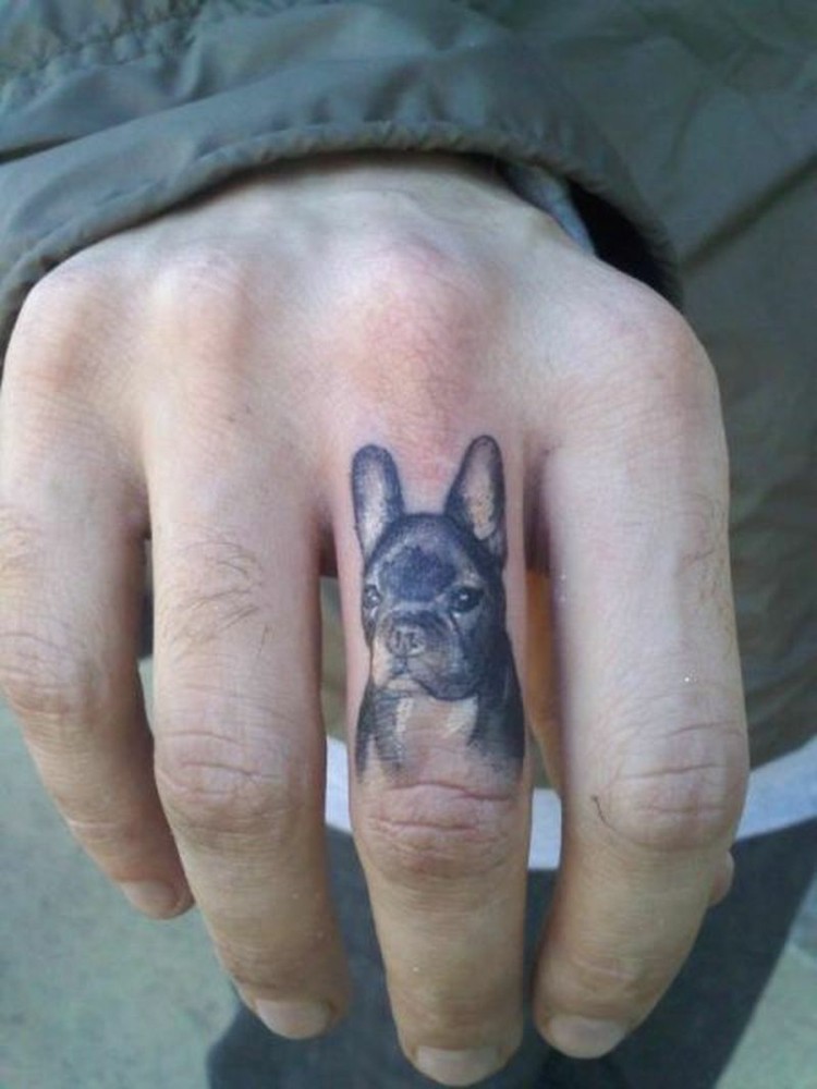 tatouage-doigt-homme-bouledogue-français-animal-compagnie