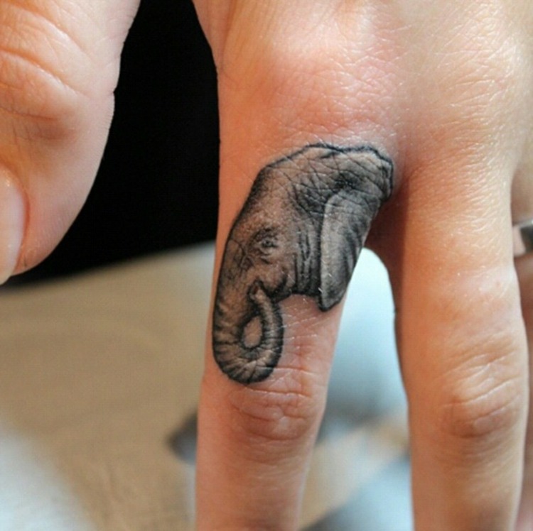 tatouage-doigt-homme-femme-éléphant-symbole-intelligence-sagesse