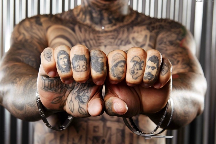 tatouage-doigt-homme-personnages-favoris-réels-imaginaires
