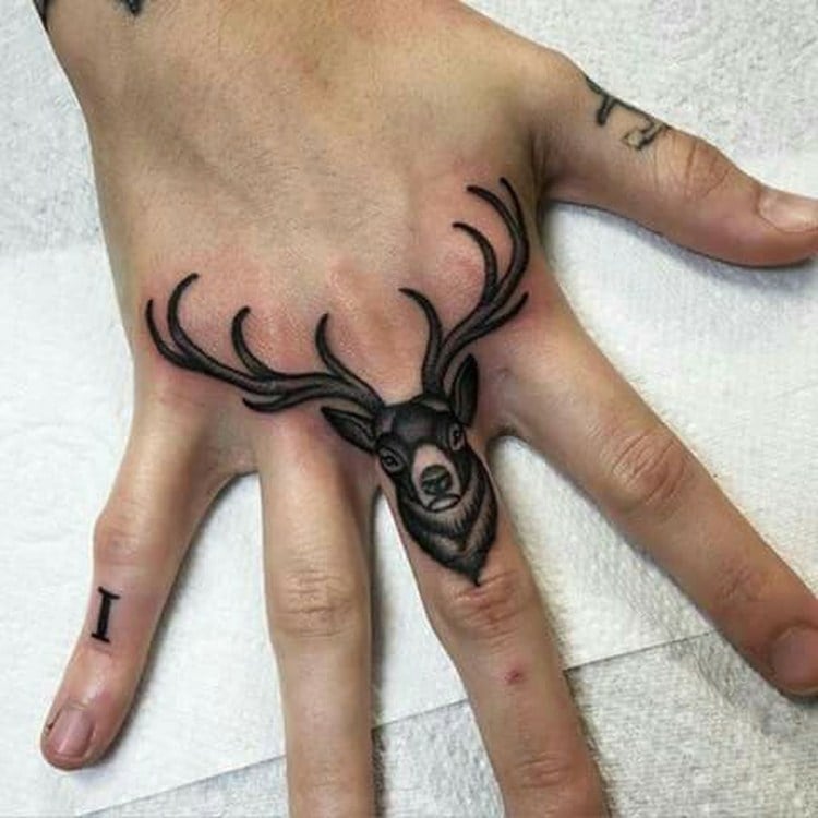 tatouage-doigt-main-cerf-noble-contour-épais-ombrage