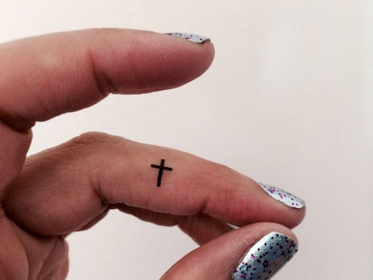 tatouage-doigt-majeur-croix-graphique
