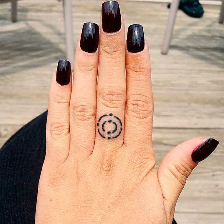 tatouage doigt majeur-femme-cercles-points-symbolique-personnelle