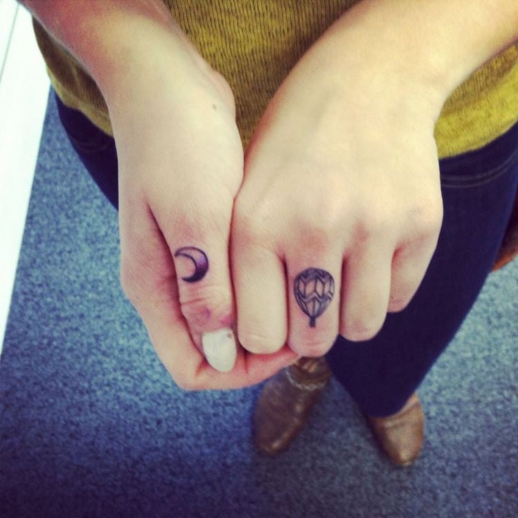tatouage-doigt-majeur-pouce-demi-lune-montgolfière
