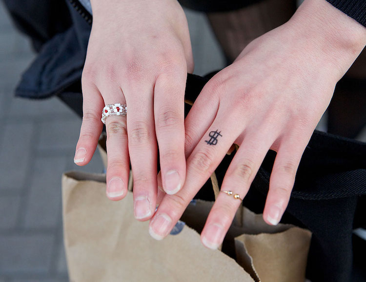 tatouage-doigt-majeur-signe-dollar