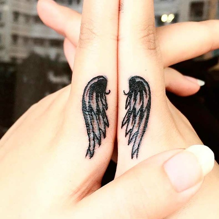 tatouage-doigts-index-ailes-ange-plumes-noir-blanc