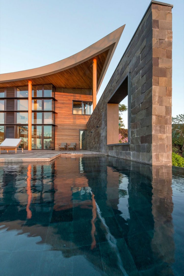 terrasse avec piscine-débordement-brise-vue-pierre-grise-bardage-extérieur-bois