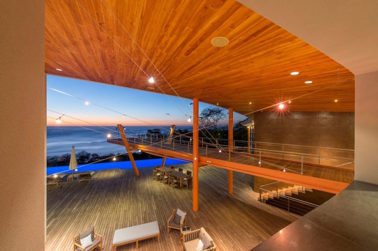 terrasse avec piscine-infinie-moderne-terrasse-pont-bois-villa-cielomar-costa-rica