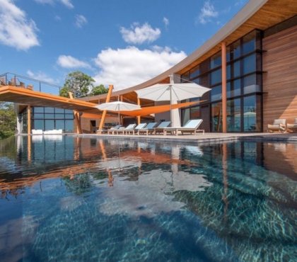 terrasse avec piscine-infinie-voiles-ombrage-parasols-villa-bois-cielomar