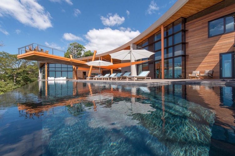 terrasse avec piscine-infinie-voiles-ombrage-parasols-villa-bois-cielomar