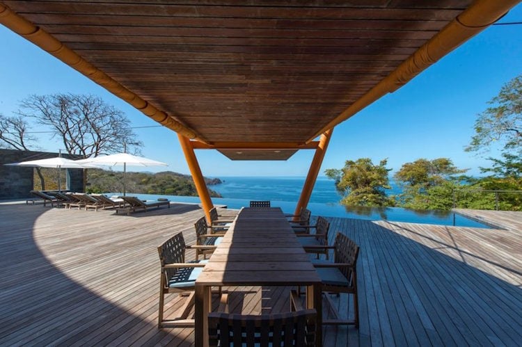 terrasse avec piscine-infinie-vue-océan-pacifique-salle-manger-extérieur-salon-jardin-moderne