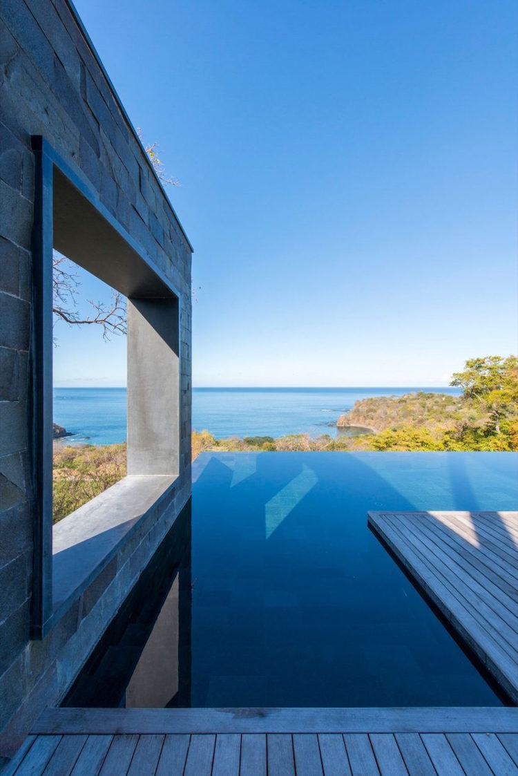 terrasse avec piscine-infinie-vue-océan-pacifique