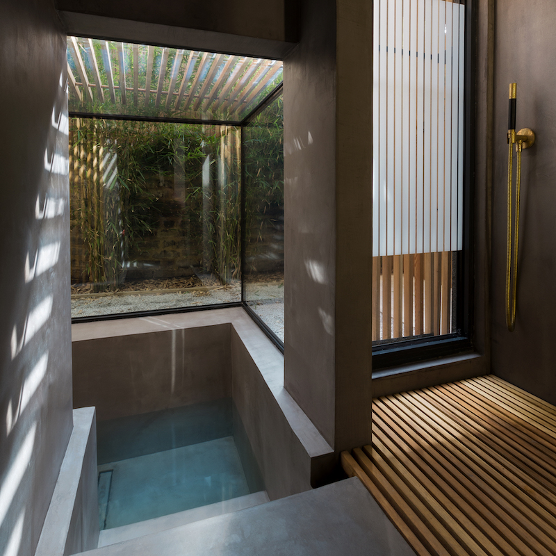 véranda-contemporaine-aménagée-salle-bains-design-ultra-moderne-Londres