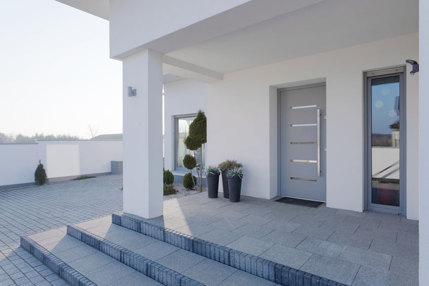 aménagement-extérieur-maison-porte-entrée-aluminium