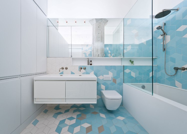 aménagement petite salle de bain blanc-bleu-clair-baignoire