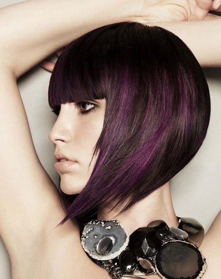 carré-dégradé-cheveux-noirs-mèches-violet