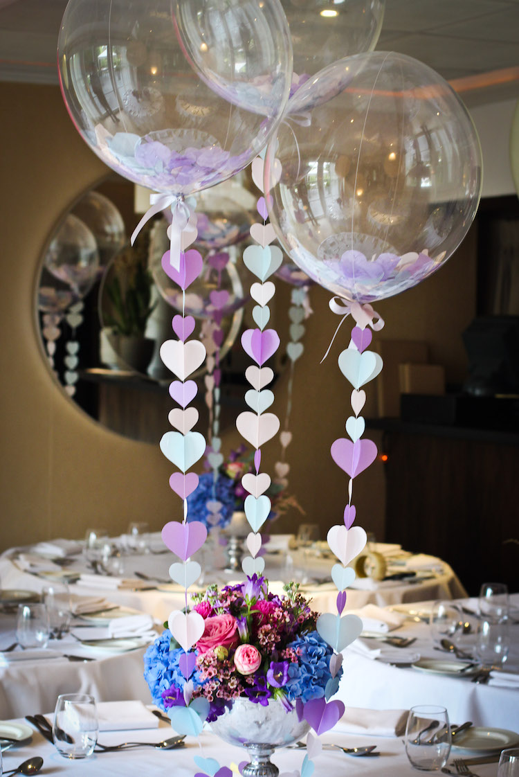 centre-table-mariage-ballons-gonflables-déco-pétales-composition-florale