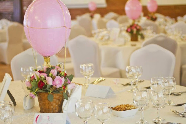 centre-table-mariage-montgolfière-ballon-gonflé-panier-fleurs