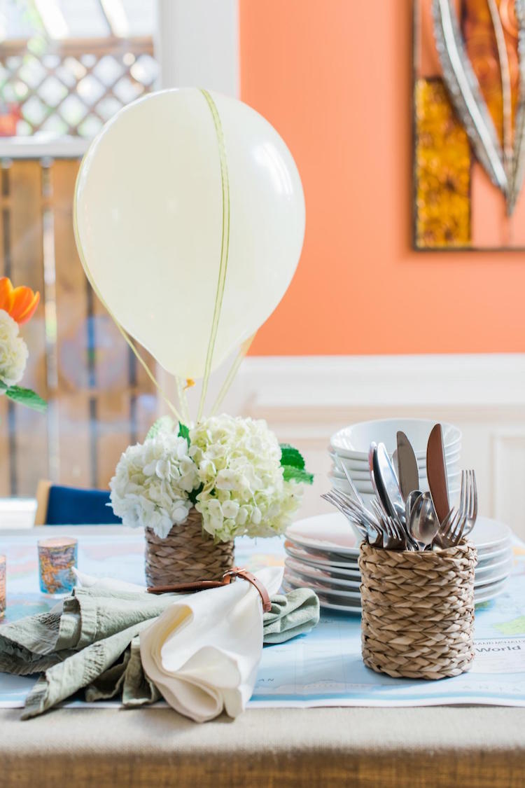 centre-table-mariage-montgolfière-hortensias-blancs-ballon-gonflable-blanc