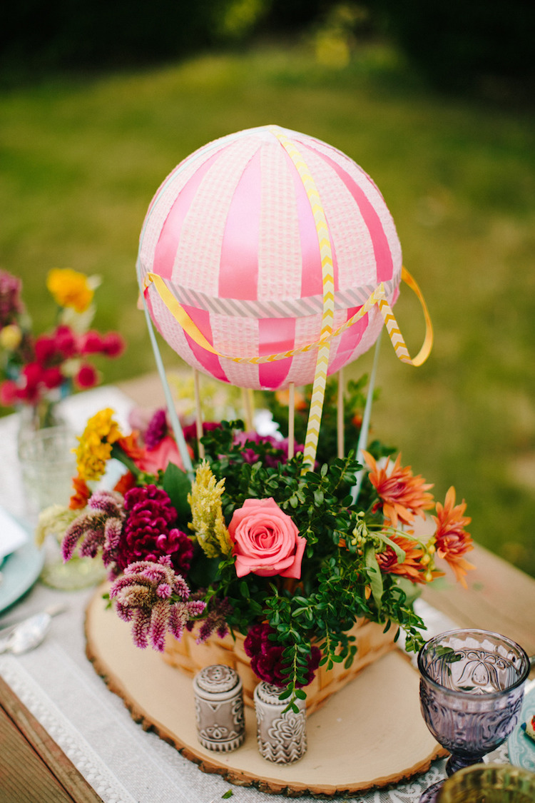 centre-table-mariage-montgolfière-lanterne-papier-rose-panier-fleurs-fraîches