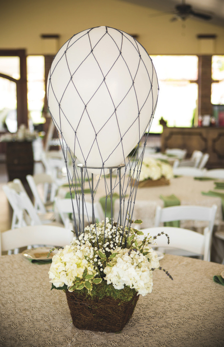 centre-table-mariage-montgolfière-ballon-blanc-composition-hortensias