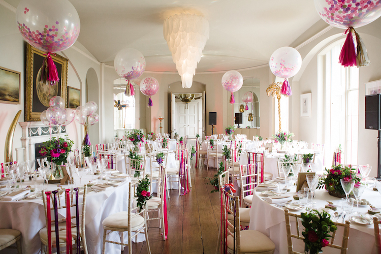 centre-table-mariage-romantique-ballons-gonflables-confettis-compositions-florales
