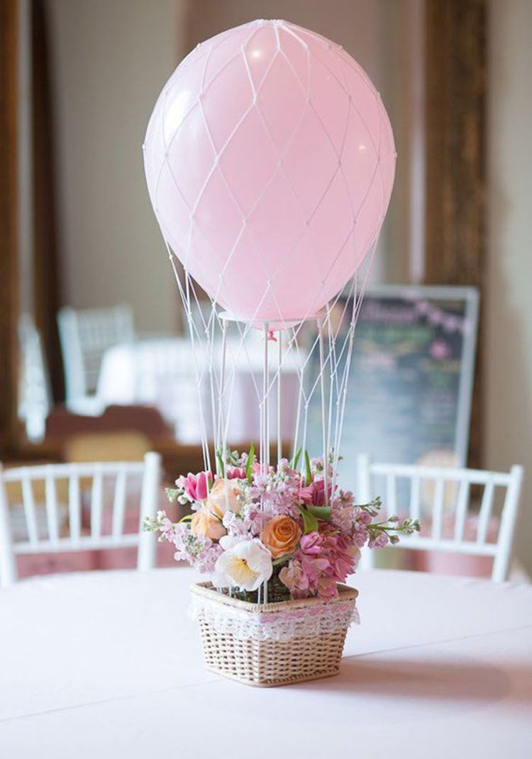 centre-table-mariage-romantique-montgolfière-ballon-gonflable-panier-fleurs