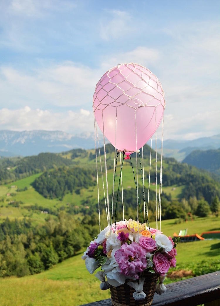 centre-table-mariage-romantique-montgolfière-composition-florale