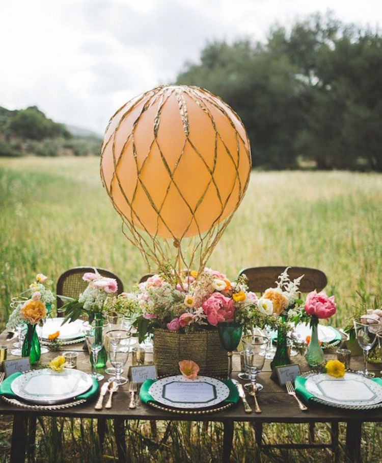 centre-table-mariage-style-champêtre-montgolfière-ballon-composition-florale